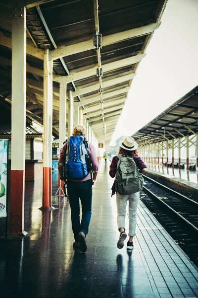 Paar Urlaubskonzept Junges Hipster Paar Bahnhof — Stockfoto