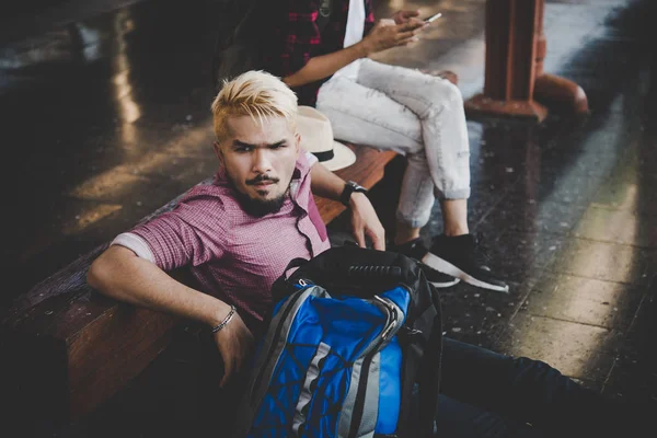 Young Hipster Couple Sitting Wooden Bench Train Station Couple Sitting — Stock Photo, Image
