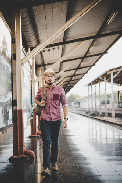 Człowiek Młody Hipster Spacer Dworca Kolejowego Człowiek Czeka Pociąg Platformy — Zdjęcie stockowe