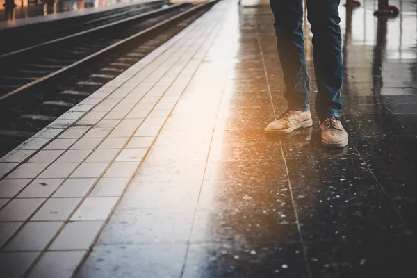 Ноги Молодого Человека Джинсах Который Ждет Поезд Платформе Железнодорожного Вокзала — стоковое фото