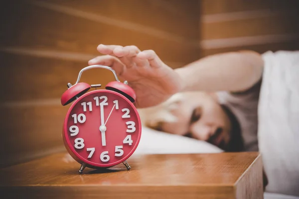 Hombre Tratando Apagar Despertador Despertando Por Mañana — Foto de Stock