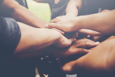 İş ekip çalışması eller katılın birlikte. İş ekip çalışması kavramı