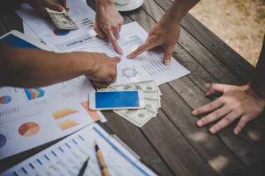 Grup Pazarlama rapor grafik ile iş insanlar analizi, iş fikirleri proje yeni dijital başlatmak için genç uzmanları görüşüyorlar.