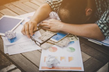 Yorgun çalışmalarını tam işyerinde uyuyan insanın.