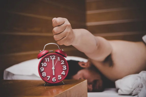 Hombre Siendo Despertado Por Despertador Dormitorio — Foto de Stock