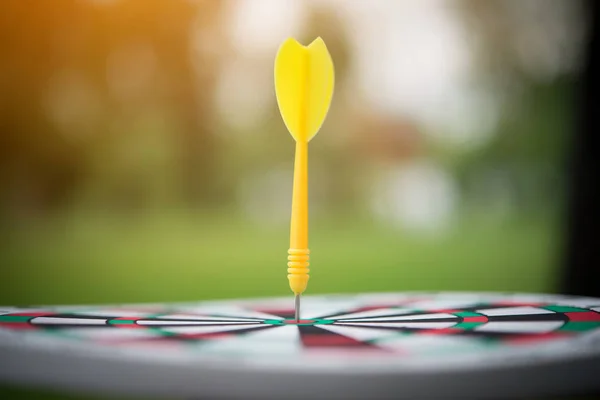 Gelber Pfeil Schlägt Der Mitte Der Dartscheibe Ein — Stockfoto