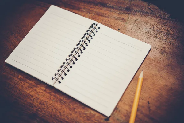 Cuaderno Blanco Blanco Con Espacio Copia Sobre Fondo Tabla Madera — Foto de Stock