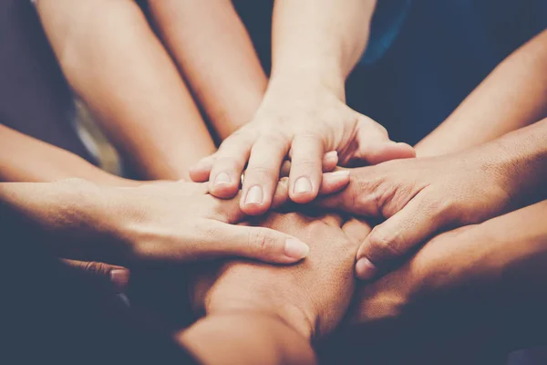 İş ekip çalışması eller katılın birlikte. İş ekip çalışması kavramı