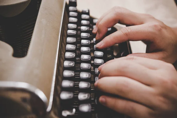 Χέρια Πληκτρολογώντας Vintage Γραφομηχανή Ξύλινο Τραπέζι — Φωτογραφία Αρχείου