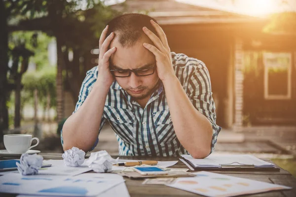 Stressad Affärsman Med Papper Och Diagram Sitter Vid Bord Hemma — Stockfoto