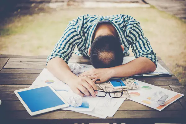 Trött Arbetande Människan Sover Arbetsplatsen Full Arbete — Stockfoto