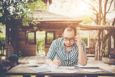 İşyerinde, çalışma gözlüklü genç işadamı stresli hissediyor.