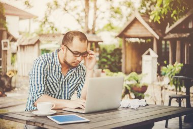İşyerinde, duygu gergin, çalışma gözlüklü genç işadamı laptop arıyorum.