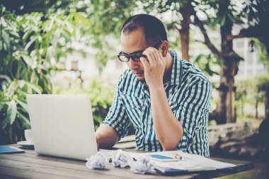 İşyerinde, duygu gergin, çalışma gözlüklü genç işadamı laptop arıyorum.