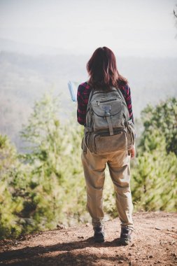 Dağ'da yürüyüş için seyahat ederken doğru yönde harita üzerinde arama Gezgin kız tarafına geri. Seyahat kavramı.