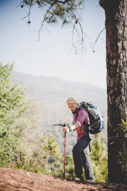 Uzun yürüyüşe çıkan kimse harita ve büyük Dağı'na seyahat sırt çantası seyahat ile.