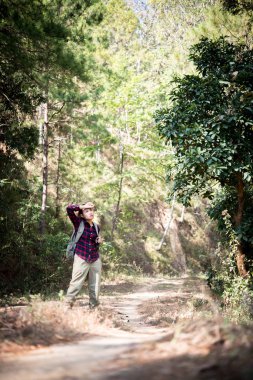 Güzel yaz manzara sırt ile kadın Gezgin.