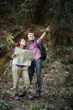 Genç turizm kaç konumlar bulmak için harita arıyorum ormandaki tatil günlerinde seyahat. Seyahat kavramı.