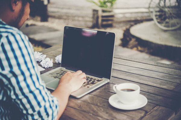 Бизнесмен работает на ноутбуке, закрывает руки бизнесмену
.