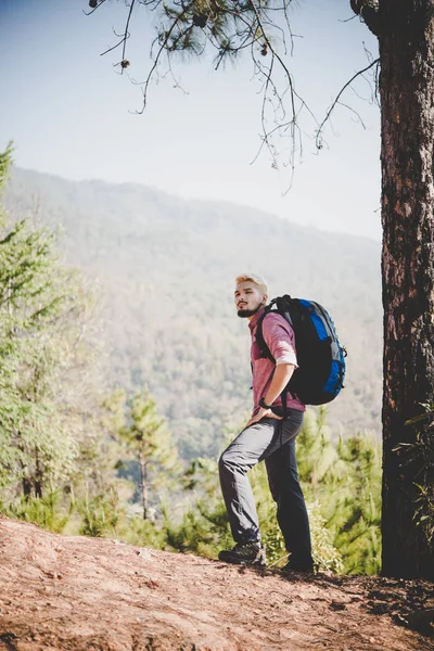 Wanderer Mit Großem Wanderrucksack Unterwegs Zum Berg — Stockfoto