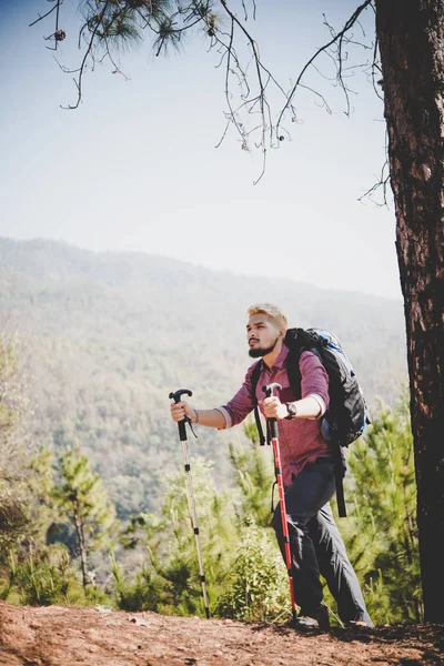 Mann Mit Rucksack Schaut Beim Bergsteigen Auf Die Karte — Stockfoto