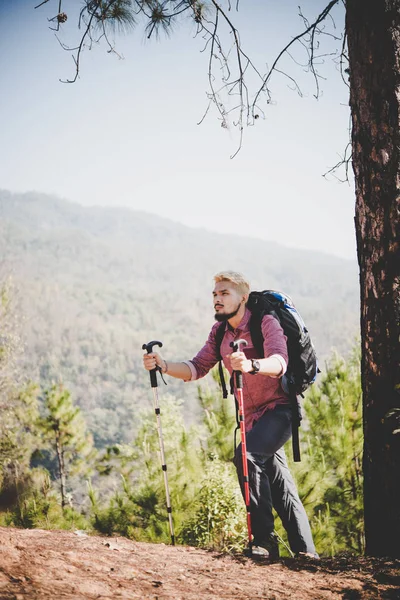 Mann Mit Rucksack Schaut Beim Bergsteigen Auf Die Karte — Stockfoto