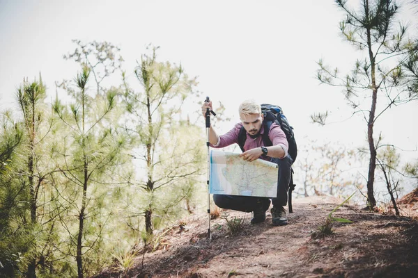 Wanderer Mit Karte Und Großem Wanderrucksack Auf Den Berg — Stockfoto