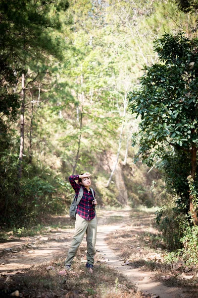 Frau Mit Rucksack Auf Wunderschöner Sommerlandschaft — Stockfoto