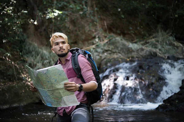 Harita Üzerinde Bir Dağ Yolu Gözlemleyerek Macera Adamı Bulmak Için — Stok fotoğraf