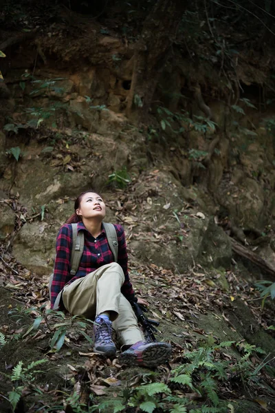 Wanderin Wald Macht Rast Sitzen Nahe Gelegenen Wasserfall Und Genießt — Stockfoto