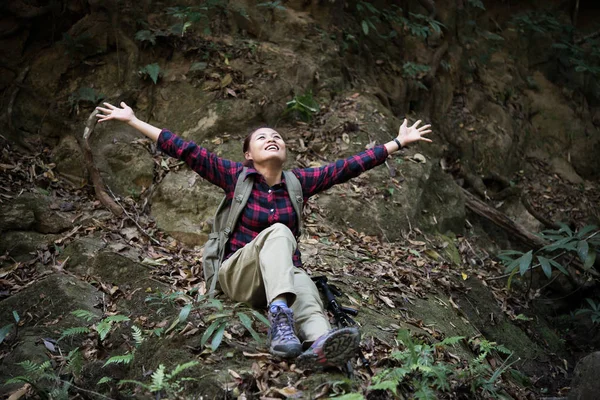 Wanderin Wald Macht Rast Sitzen Nahe Gelegenen Wasserfall Und Genießt — Stockfoto