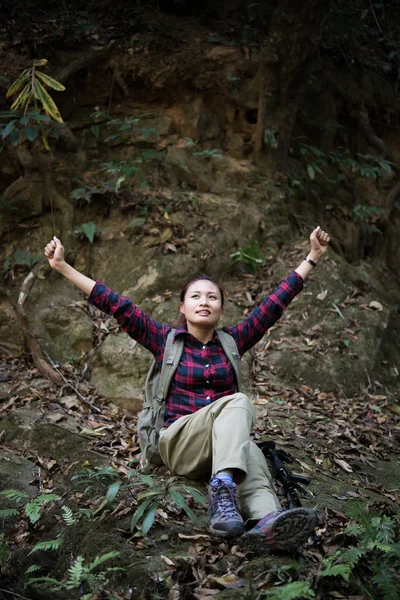 Wanderin Wald Macht Rast Sitzen Nahe Gelegenen Wasserfall Und Genießt — Stockfoto