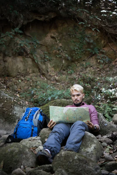 Genç Rock Ormandaki Active Yürüyüşten Sonra Dinlenme Sırasında Oturan Sırt — Stok fotoğraf