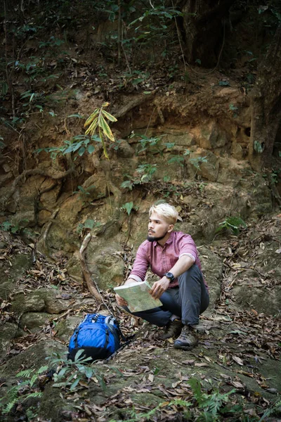 Joven Excursionista Cansado Con Mochila Sentada Roca Bosque Mientras Descansa — Foto de Stock