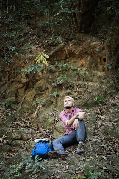 Joven Excursionista Cansado Con Mochila Sentada Roca Bosque Mientras Descansa — Foto de Stock