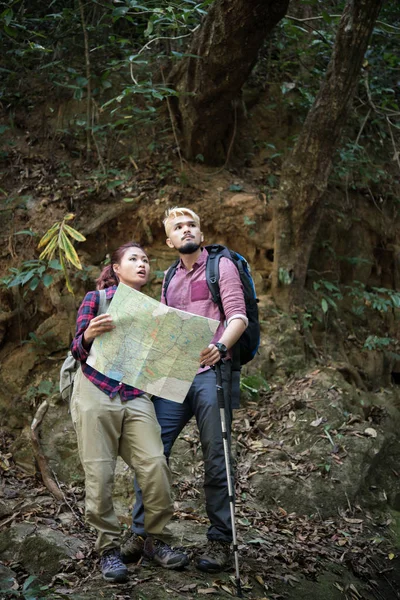 Genç Turizm Kaç Konumlar Bulmak Için Harita Arıyorum Ormandaki Tatil — Stok fotoğraf