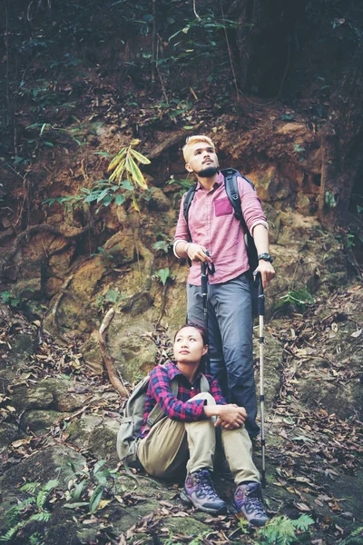 Genç Turist Çift Şelale Orman Uzak Konumlar Bulmak Için Seyir — Stok fotoğraf