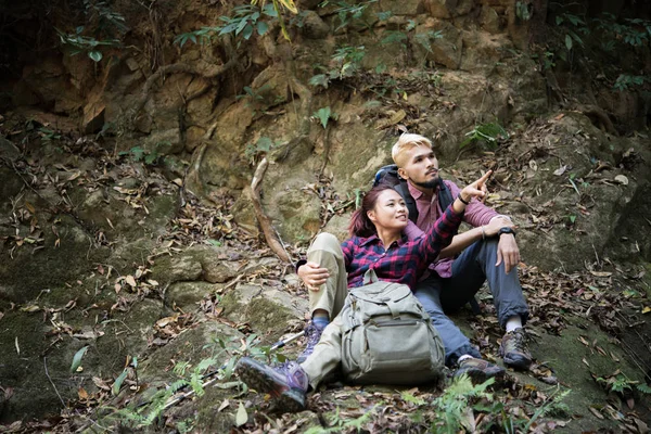 Junges Touristenpaar Macht Rast Der Nähe Des Wasserfalls Während Wald — Stockfoto