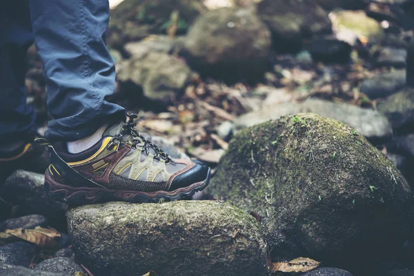 Macera Adamın Ayakları Bir Dağ Yolunda Yürümek Yakın Çekim — Stok fotoğraf