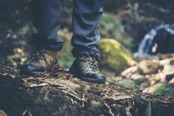 Primer Plano Aventura Hombre Pies Caminar Camino Montaña — Foto de Stock