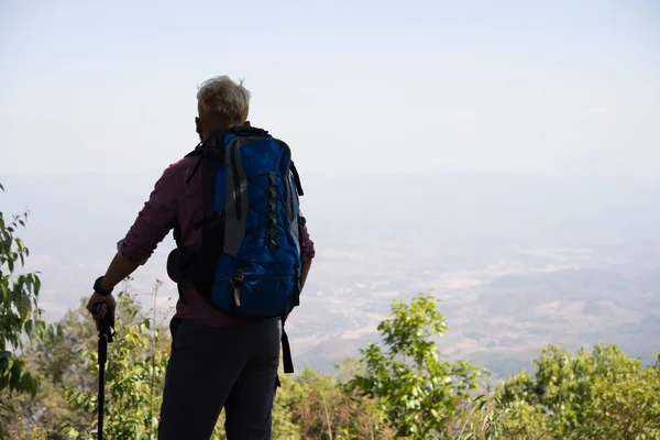 Путешествие Молодого Человека Горы Рюкзаком — стоковое фото