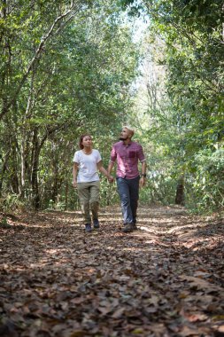 Ormanda hiking genç çekici çift.