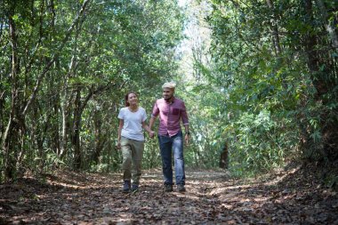 Ormanda hiking genç çekici çift.