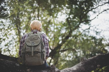 Nadir bir dinlenmenin keyfini doğa ile genç uzun yürüyüşe çıkan kimse almak. Seyahat kavramı.