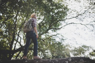 Nadir bir dinlenmenin keyfini doğa ile genç uzun yürüyüşe çıkan kimse almak. Seyahat kavramı.