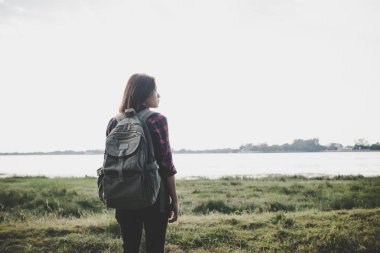 Sırt çantası ayakta kadınla uzun yürüyüşe çıkan kimse zevk doğa ile.