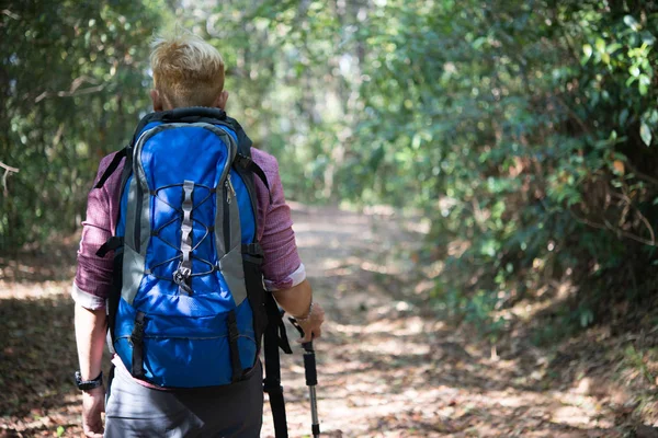 Abenteuer Junger Mann Wandert Mit Rucksack Den Bergen — Stockfoto