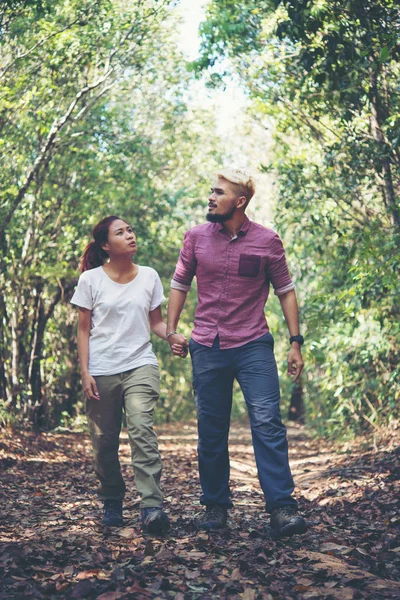 Junges Attraktives Paar Wandert Wald — Stockfoto
