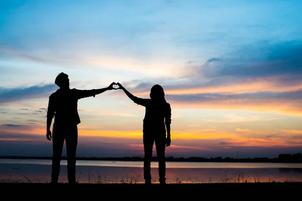 Silhouet Jonge Verliefde Paar Samen Genieten Van Goede Tijd Tijdens — Stockfoto