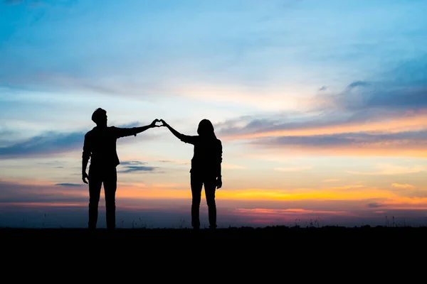 Silhouette Ungt Par Kärlek Njuta God Tid Tillsammans Solnedgången — Stockfoto